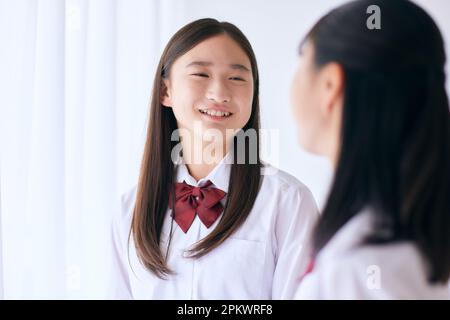 Gli studenti delle scuole superiori giapponesi indossano un'uniforme Foto Stock