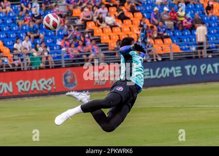 Il portiere tailandese che pratica salva durante il warm up per la partita di campionato, PAT Stadium, Klong Toey, Bangkok, Thailandia Foto Stock