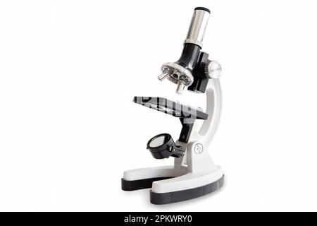 Microscopio per ricerca di laboratorio isolato su sfondo bianco Foto Stock