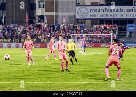 Partite di calcio durante la partita di campionato tailandese allo stadio PAT, Klong Toey, Bangkok, Thailandia tra Port FC e Sukhothai Foto Stock