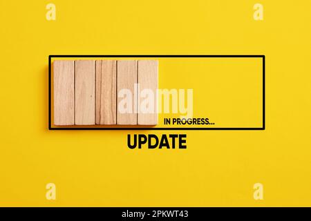 Informazioni sul download e l'installazione di aggiornamenti o sull'aggiornamento della tecnologia. Aggiornamento della barra di avanzamento del caricamento su sfondo giallo. Foto Stock