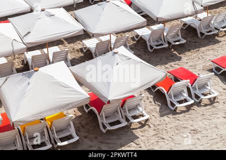 Ombrelloni e sedie a sdraio su una spiaggia di sabbia, vista dall'alto. Ggadira Bay, Mellieha, Malta Foto Stock