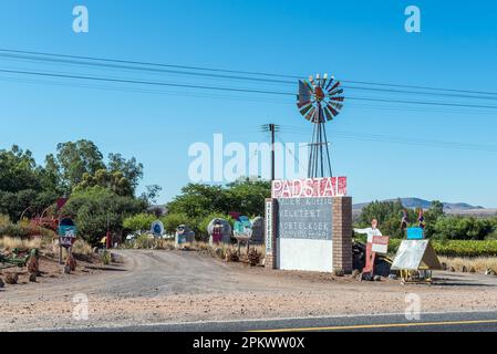 Keimoes, Sudafrica - 28 2023 febbraio: Ingresso alla stalla dell'azienda agricola Akkerboom, sulla strada N14 tra Kakamas e Keimoes, nella provincia del Capo Settentrionale Foto Stock