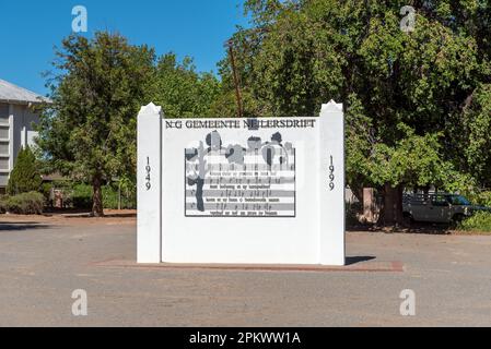 Keimoes, Sud Africa - Febbraio 28 2023: Un muro commemorativo alla Chiesa Riformata olandese a Neilersdrift, vicino a Keimoes nella Provincia del Capo Settentrionale Foto Stock