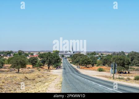 Kenhardt, Sud Africa - 28 2023 febbraio: Ingresso nord a Kenhardt nella Provincia del Capo Settentrionale Foto Stock