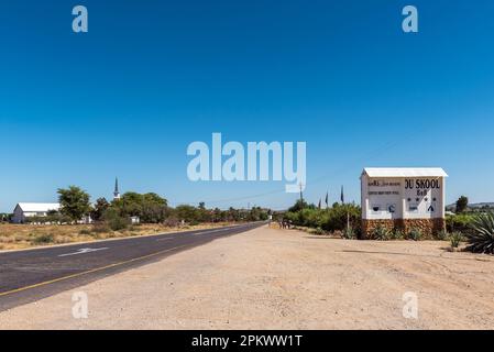 Keimoes, Sudafrica - 28 2023 febbraio: Ingresso al Bed and Breakfast OU Skool, sulla strada R27 a Neilersdrift, vicino a Keimoes nella provincia del Capo Settentrionale Foto Stock