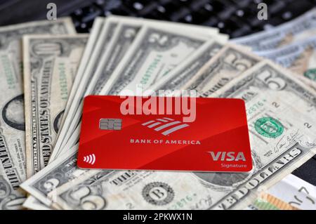 Bank of America Visa sistema di pagamento carta su un computer portatile con dollari USA. Il concetto di fare soldi su Internet. Foto Stock