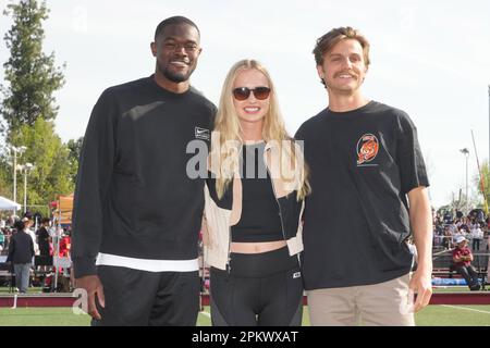 Rai Benjamin (a sinistra), Vanessa Fraser (al centro) e Craig Engels posano durante l'incontro della scuola superiore Arcadia Invitational, sabato 8 aprile 2023, ad Arcadia, calib. Foto Stock