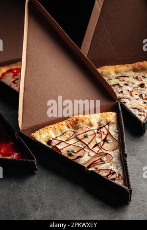 Fette di pizza assortite con diversi condimenti Foto Stock