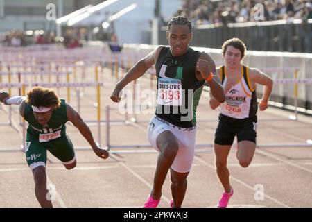 Davis Davis-Lyric di Upland vince i 110 m ostacoli nel 13,85 durante l'Arcadia Invitational High School Meeting, sabato 8 aprile 2023, ad Arcadia Foto Stock