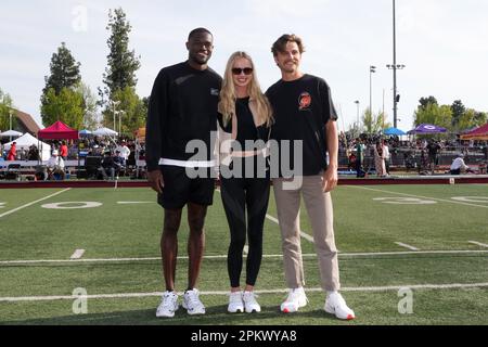 Rai Benjamin (a sinistra), Vanessa Fraser (al centro) e Craig Engels posano durante l'incontro della scuola superiore Arcadia Invitational, sabato 8 aprile 2023, ad Arcadia, calib. Foto Stock