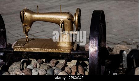 Vecchia macchina da cucire arrugginita. attrezzature d'epoca Foto Stock