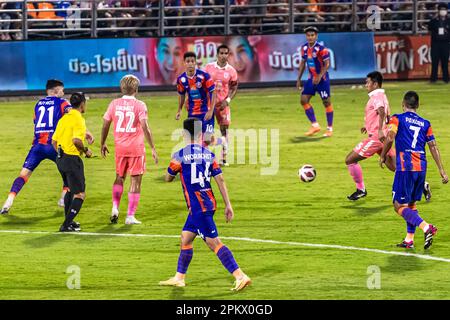 Partite di calcio durante la partita di campionato tailandese allo stadio PAT, Klong Toey, Bangkok, Thailandia tra Port FC e Sukhothai Foto Stock