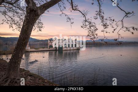 Splendida vista sul lago Banyoles al tramonto Foto Stock