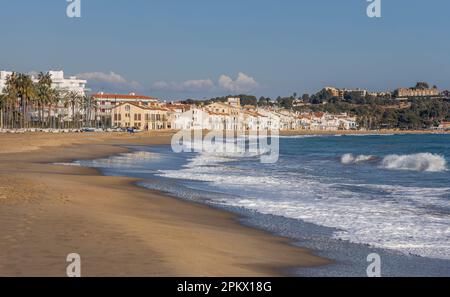 Vista di Altafulla dalla spiaggia, costa Daurada, Catalogna Foto Stock