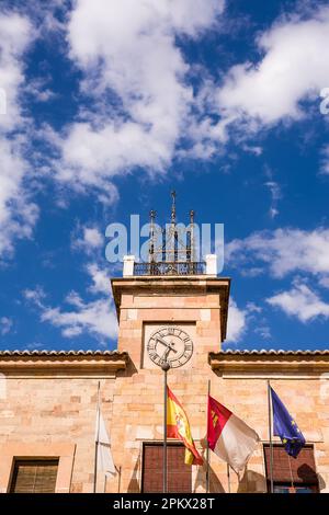 Torre del comune di Almagro in Spagna, con campana e orologio Foto Stock