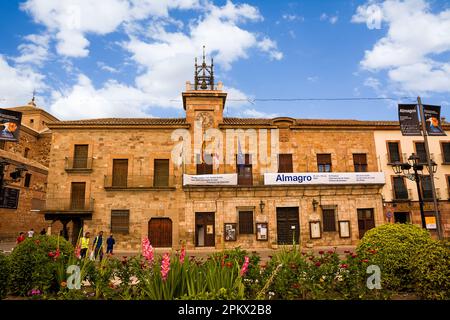 Almagro, Spagna - 23 giugno 2022: Palazzo e Torre del comune di Almagro in Spagna, con campana e orologio Foto Stock