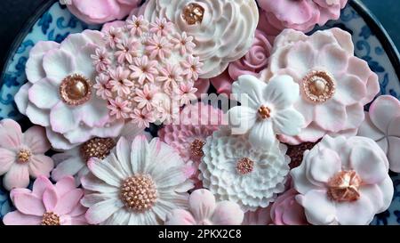 Primo piano dessert tailandese vari fiori a forma di tonalità rosa pastello, sapore di latte di cocco, Sam Pan Nee tradizionale spuntino tailandese artigianale, Royal Famous Foto Stock