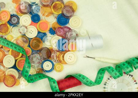 Fili, aghi e bottoni. Primo piano. Il luogo di lavoro di Tailor. Posiziona per testo Foto Stock