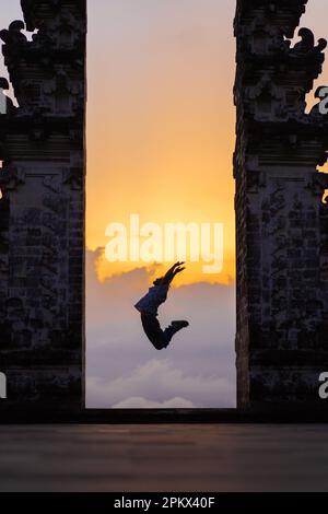 Uomo in pura Lempuyang tempio Gate al tramonto. Foto Stock