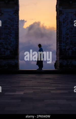 Uomo in pura Lempuyang tempio Gate al tramonto. Foto Stock