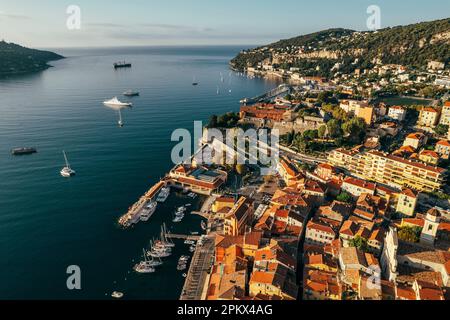 vista al tramonto della tranquilla Côte Azzurra Foto Stock