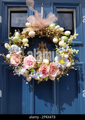 Bella corona di Pasqua su una porta a pannelli. Foto Stock