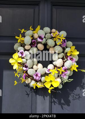 Bella corona di Pasqua su una porta a pannelli. Foto Stock