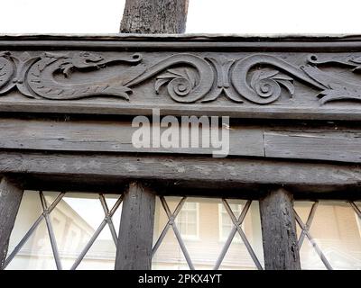 Dettagli in legno intagliato su una finestra a reticolo. Foto Stock