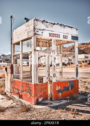 Una stazione di servizio abbandonata in una vecchia città mineraria Foto Stock