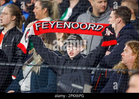 09-04-2023: Sport: Feyenoord contro RKC ROTTERDAM, PAESI BASSI - APRILE 9: Tifosi del Feyenoord Rotterdam durante la partita Eredivie Feyenoord Rotterdam and Foto Stock