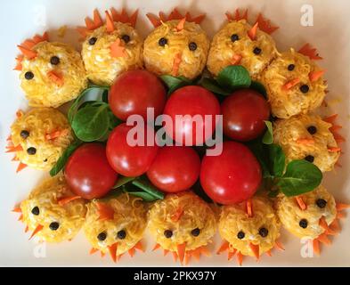 Insalata di verdure fresche di Pasqua con carote, pomodori, corni di pepe, lattuga di agnello in un disegno di pulcino di pasqua il 9 aprile 2023 a Hollenbach, Germania. © Peter Schatz / Alamy Live News Foto Stock