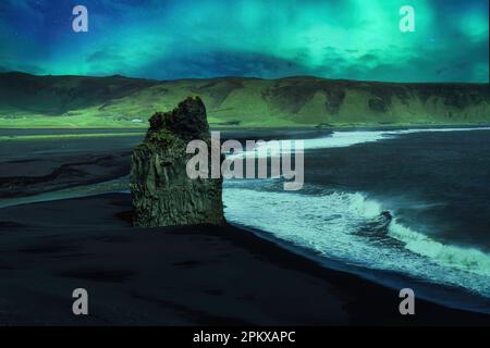 Fantastico scenario di Aurora borealis che si affaccia sulla spiaggia di sabbia nera di Kirkjufjara con aquila di notte sulla costa meridionale dell'Islanda Foto Stock