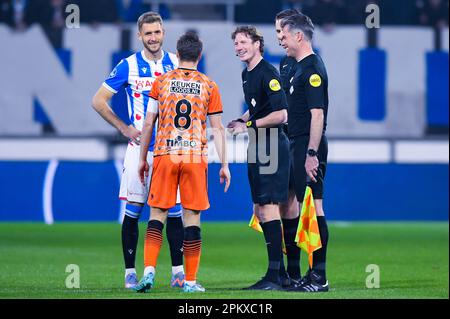 08-04-2023: Sport: Heerenveen / Volendam HEERENVEEN, PAESI BASSI - APRILE 8: Pawel Bochniewicz (SC Heerenveen), Carel Eiting (FC Volendam) e arbitro Foto Stock