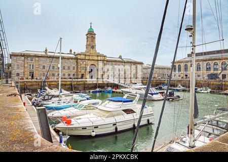 L'edificio Melville presso il Royal William Yard a Stonehouse Plymouth visto attraverso le barche ormeggiate nel porto turistico. Il Melville è una costruzione elencata di grado I. Foto Stock