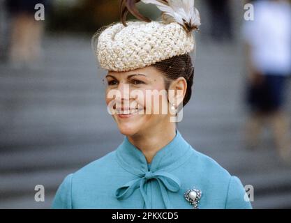 REGINA SILVIA Svezia vestito con piccolo ritratto all'aperto hattt durante la visita di stato Foto Stock