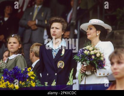 REGINA SILVIA Svezia con la Principessa Corona Vittoria in piedi con la Principessa reale d'Inghilterra Ann quando il WC equestre apre a Stoccolma Foto Stock