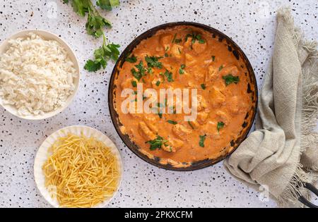 Strogonoff di pollo accompagnato con riso e paglia di patate. Foto Stock