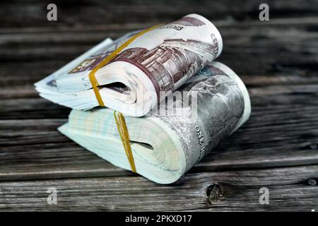 Egitto soldi ripiegati mazzi di banconote da 100 e 50 EGP LE cento egiziano e cinquanta sterline isolato e caratteristiche Sultan Hassan e Abu Huray Foto Stock