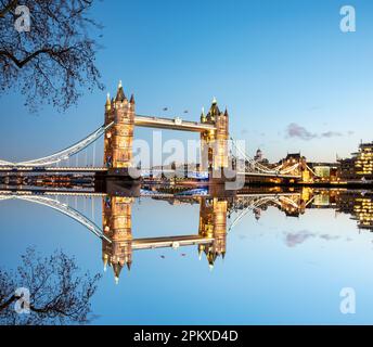 Tower Bridge è un ponte levatoio a Londra, attraversa il Tamigi vicino alla Torre di Londra, Regno Unito Foto Stock