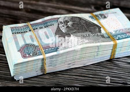 Stack di valuta egiziana di 100 EGP LE cento sterline egiziane fatture, spese, dare e utilizzare il concetto di denaro, pagare e acquistare utilizzando le banconote Foto Stock