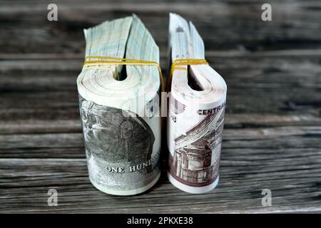 Egitto soldi ripiegati mazzi di banconote da 100 e 50 EGP LE cento egiziano e cinquanta sterline isolato e caratteristiche Sultan Hassan e Abu Huray Foto Stock