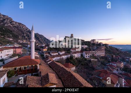 Veduta aerea del castello di Kruja e del bazar, Albania Foto Stock