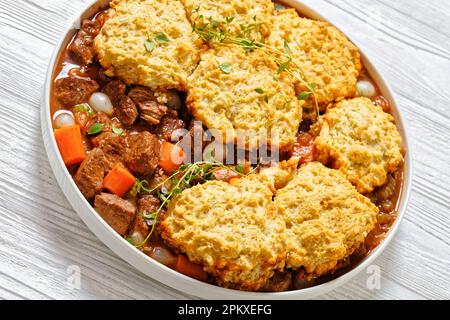 costolette di manzo disossate con carote e cipolle in ciotola bianca, primo piano Foto Stock
