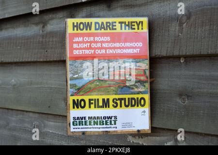 Little Marlow, Buckinghamshire, Regno Unito. 2nd aprile 2023. Save Marlow's Greenbelt segni sono saliti intorno a Little Marlow nel Buckinghamshire. L'azienda offshore, Dido Properties Ltd, sta cercando il permesso di progettare per costruire un enorme impianto di produzione di film su 90 acri di spazio verde aperto vicino alla rotonda A404 vicino a Marlow. I residenti locali e gli ambientalisti sono furiosi e stanno facendo campagna per fermare questo fenomeno. Credito: Maureen McLean/Alamy Foto Stock