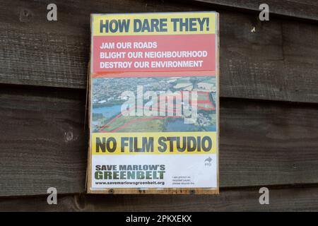 Little Marlow, Buckinghamshire, Regno Unito. 2nd aprile 2023. Save Marlow's Greenbelt segni sono saliti intorno a Little Marlow nel Buckinghamshire. L'azienda offshore, Dido Properties Ltd, sta cercando il permesso di progettare per costruire un enorme impianto di produzione di film su 90 acri di spazio verde aperto vicino alla rotonda A404 vicino a Marlow. I residenti locali e gli ambientalisti sono furiosi e stanno facendo campagna per fermare questo fenomeno. Credito: Maureen McLean/Alamy Foto Stock