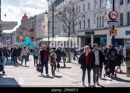 La gente che acquista su Northumberland Street nella città di Newcastle upon Tyne, Regno Unito. Foto Stock