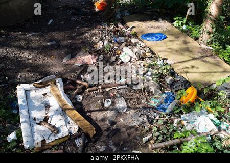 Slough, Berkshire, Regno Unito. 4th aprile 2023. Fly-tipping e cucciolata a sinistra presso il Canal Grande Union a Slough. Il governo ha annunciato misure più severe per coloro che sono stati condannati per comportamenti antisociali, tra cui il flytipping illegale. Credito: Maureen McLean/Alamy Foto Stock