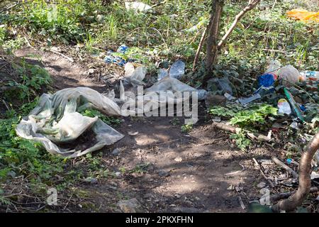 Slough, Berkshire, Regno Unito. 4th aprile 2023. Fly-tipping e cucciolata a sinistra presso il Canal Grande Union a Slough. Il governo ha annunciato misure più severe per coloro che sono stati condannati per comportamenti antisociali, tra cui il flytipping illegale. Credito: Maureen McLean/Alamy Foto Stock