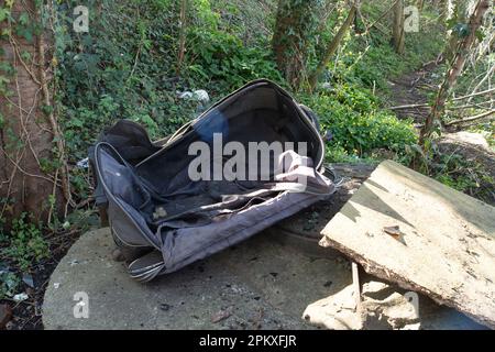 Slough, Berkshire, Regno Unito. 4th aprile 2023. Fly-tipping e cucciolata a sinistra presso il Canal Grande Union a Slough. Il governo ha annunciato misure più severe per coloro che sono stati condannati per comportamenti antisociali, tra cui il flytipping illegale. Credito: Maureen McLean/Alamy Foto Stock